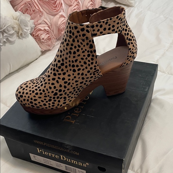 New in box Pierre Dumas Women's cheetahAnkle Booties size 8 - Picture 1 of 4